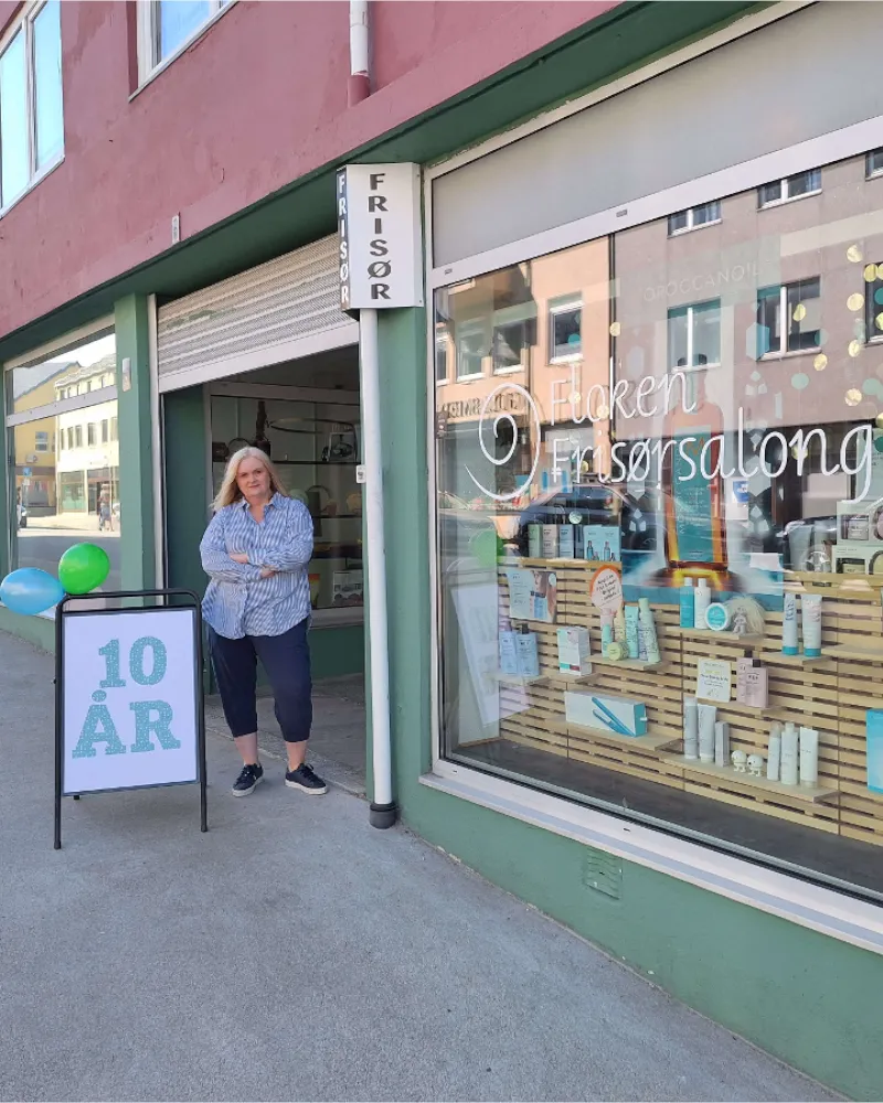 Marit Mathisen utenfor Floken Frisørsalong